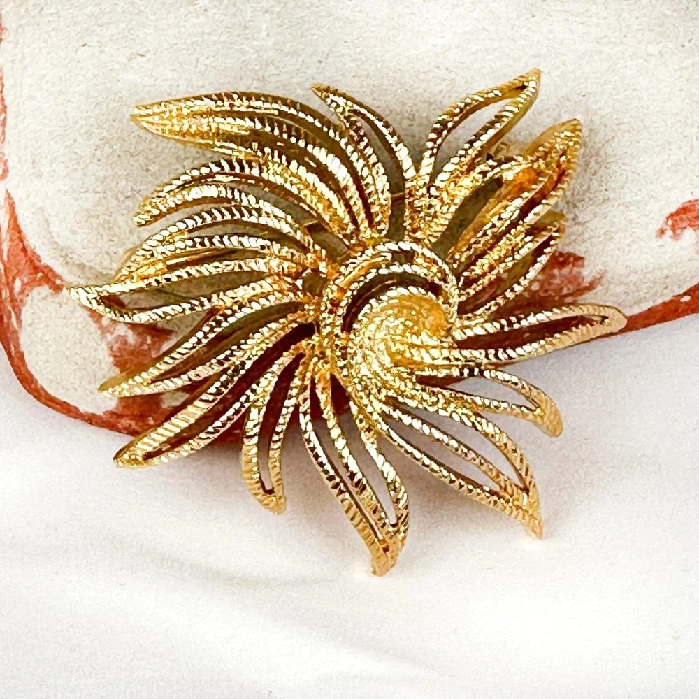 Vintage Signed Monet‎ Gold-Tone Textured Sunburst Flower Brooch Pin Cordelia
